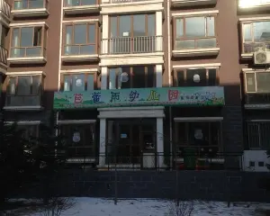 步梯一楼带小院,简装。位置好,采光好。