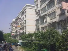 新挂牌大三房,出门就是地铁口,带30平院子,采光好