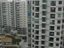 小区花园位置的四房,三房朝南,一房朝北,厅朝东