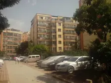 主干道 小区环境好 楼龄新 地铁口