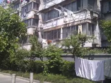 新挂牌大三房,出门就是地铁口,带30平院子,采光好